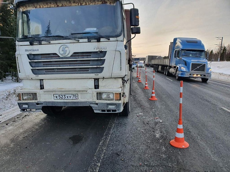 Бензовоз врезался в стоявший грузовик на трассе Тюмень - Ханты-Мансийск