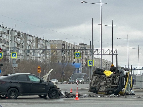 Жесткая авария: в Тюмени во время ДТП опрокинулась скорая