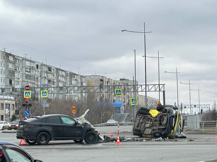 Жесткая авария: в Тюмени во время ДТП опрокинулась скорая