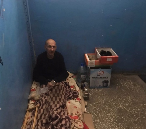 В Тюмени бездомный снова поселился в подъезде дома на ул. Республики