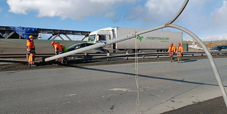 Специалисты ищут причину падения столбов освещения на строящейся развязке в Тюмени