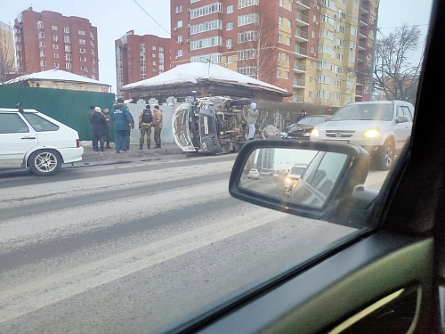 В Тюмени на Запольной "Хонда" опрокинула "Соболь"