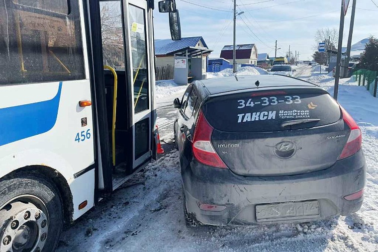В Тобольске иномарка столкнулась с автобусом