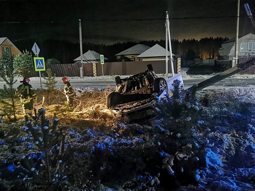 В Тюменской области водитель "Киа" на летней резине врезался в столб и погиб