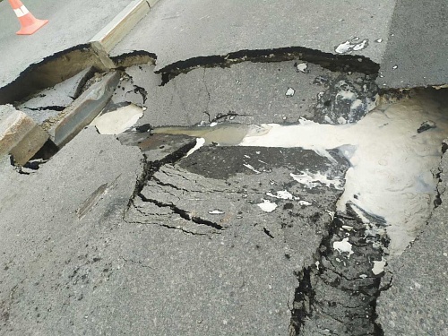 На улице Самарцева в Тюмени повреждено дорожное полотно