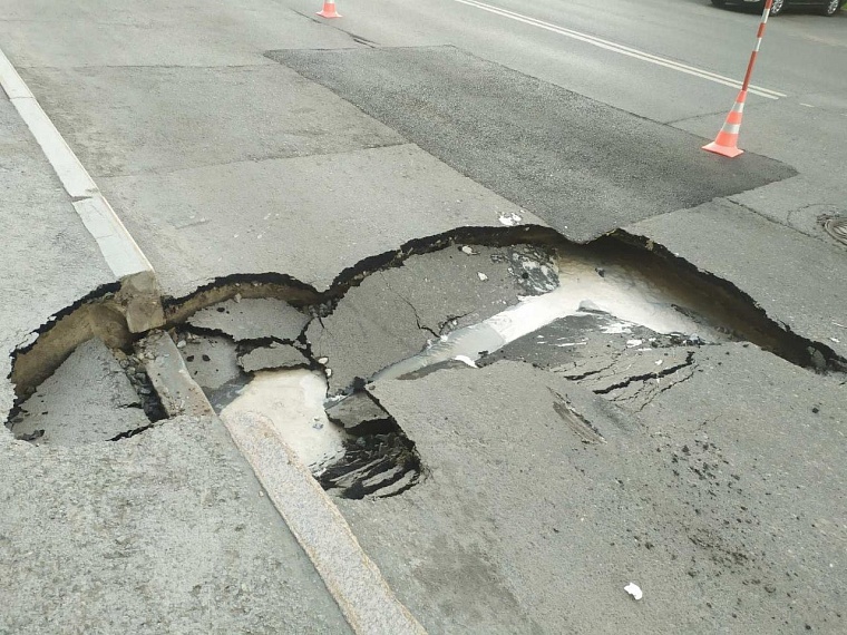 На улице Самарцева в Тюмени повреждено дорожное полотно