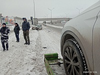 После ДТП на объездной в Тюмени Opel Astra залило краской