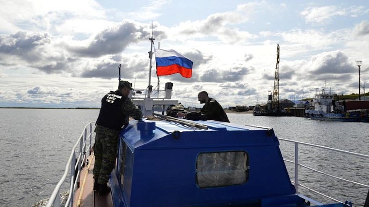 В Тазовском районе нашли тело одного из трех погибших в результате опрокидывания лодки