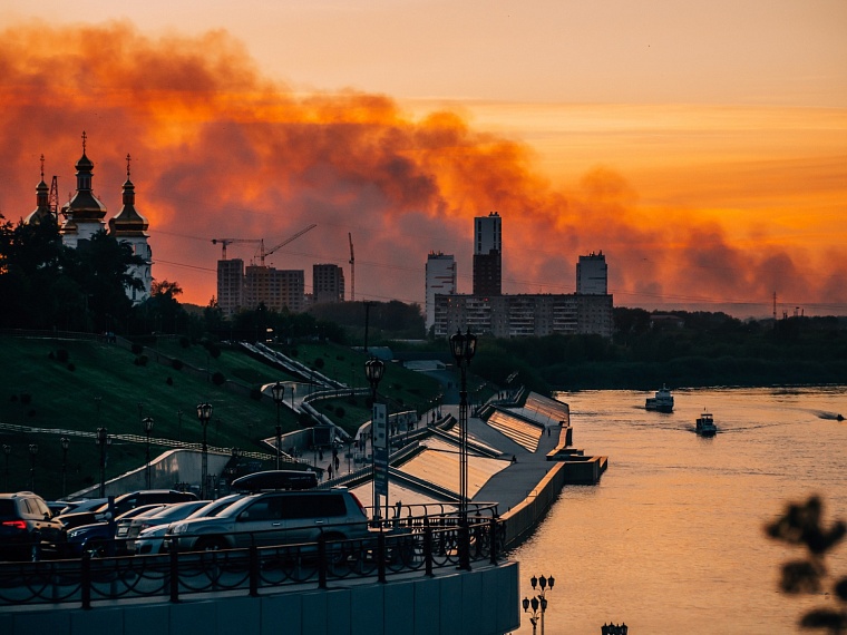 Около Тюмени всю ночь горело поле