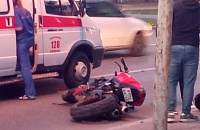 Уходя от столкновения, тюменский мотоциклист врезался в припаркованный автомобиль