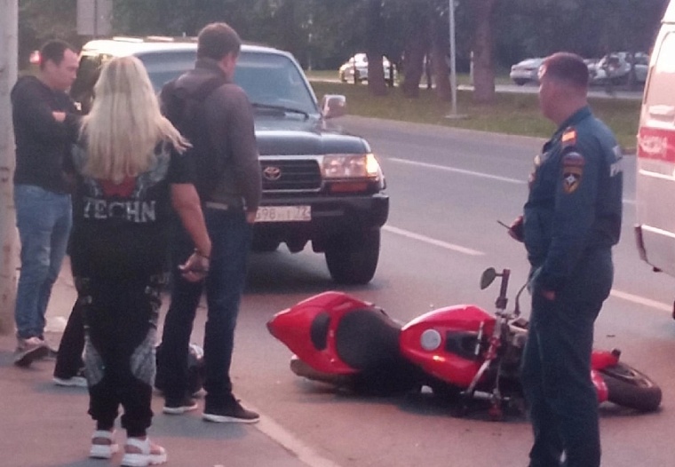 Уходя от столкновения, тюменский мотоциклист врезался в припаркованный автомобиль