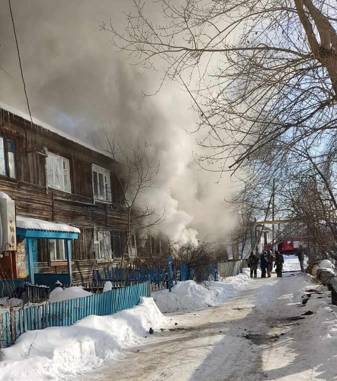 В Тюмени горит аварийный дом