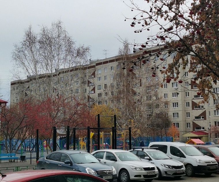 Тюменец выпал с балкона на улице Широтной