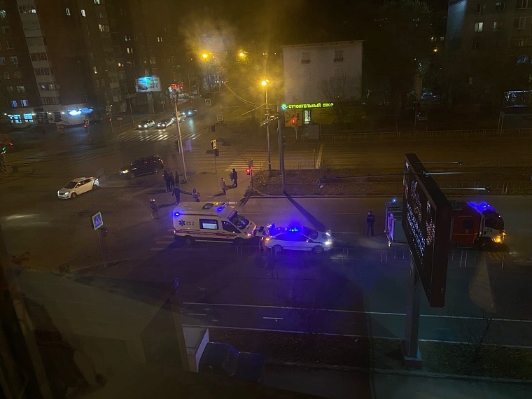 В Тюмени сбили велосипедиста на перекресте у "Магеллана"