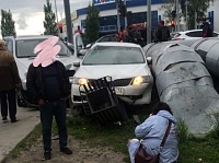 На Московском тракте после ДТП иномарка вылетела на тротуар