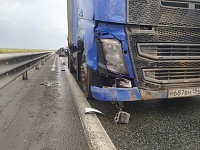 Водитель погиб. На трассе Тюмень - Омск грузовик врезался в стоящий автомобиль