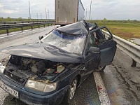 Водитель погиб. На трассе Тюмень - Омск грузовик врезался в стоящий автомобиль