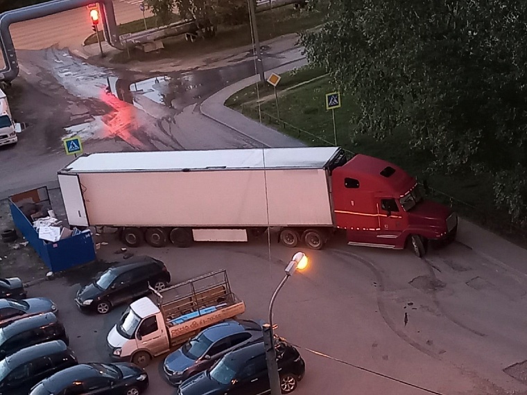 Водитель фуры выгружал мусор у жилого дома в Тюмени