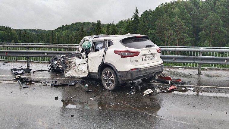 Большегруз и "Ниссан Кашкай" разметало по трассе Тюмень - Ханты-Мансийск. Организован объезд