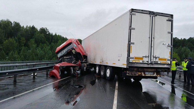 Большегруз и "Ниссан Кашкай" разметало по трассе Тюмень - Ханты-Мансийск. Организован объезд