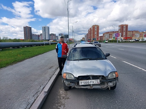 Тюменка перевозила ребенка на коленях на переднем сиденье