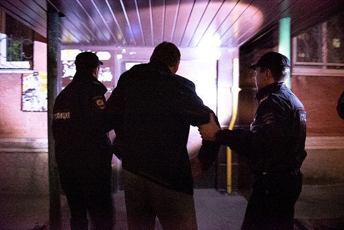 Двое погибших: тюменец устроил резню в квартире на Тульской