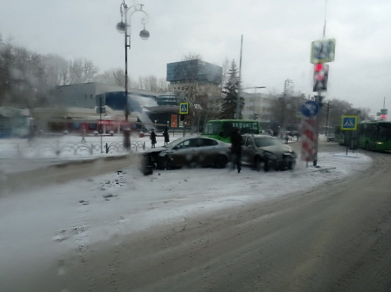 На перекрестке у "Космоса" скапливается пробка из-за ДТП