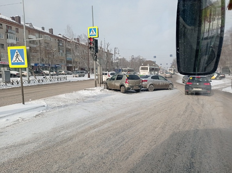 На перекрестке у "Космоса" скапливается пробка из-за ДТП