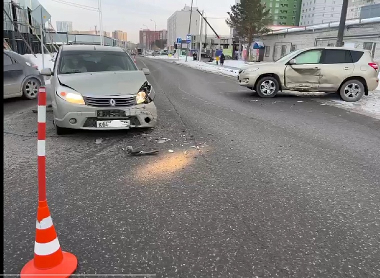 В Тюмени на Ставропольской столкнулись две иномарки, 11-летний школьник попал в больницу