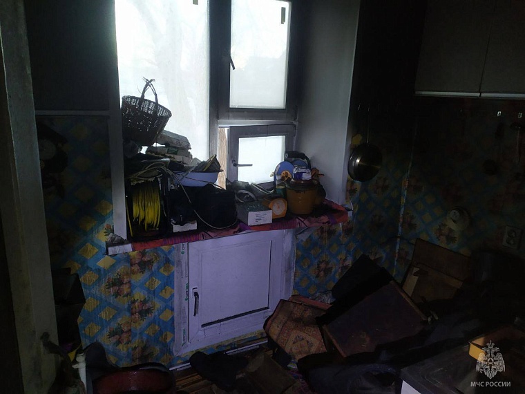 Во время пожара из жилого дома в Тюмени эвакуировали 10 человек