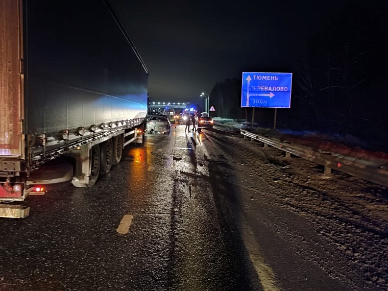 На трассе Екатеринбург - Тюмень иномарка с подростками въехала в большегруз