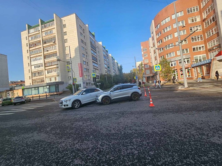 Водитель спровоцировал ДТП в центре Тюмени, выехав на красный свет