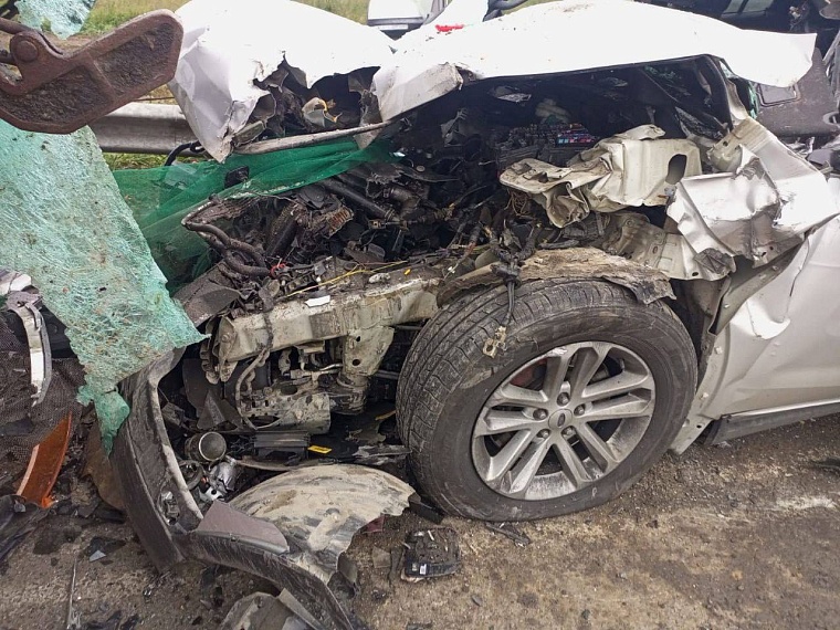 Жена погибла: под Тюменью автомобиль учителя с семьей врезался в стоящую фуру