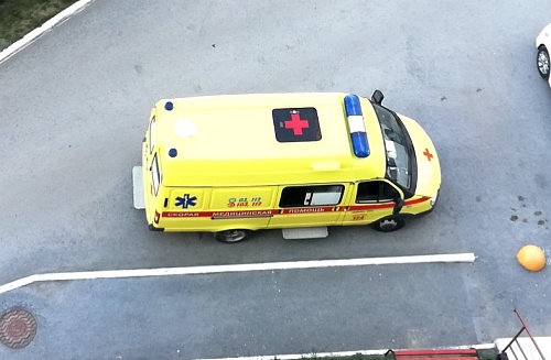 Выпавшая из окна на улице Мельникайте девушка находится в тяжёлом состоянии