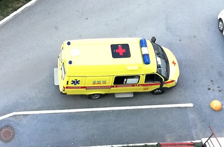 Выпавшая из окна на улице Мельникайте девушка находится в тяжёлом состоянии