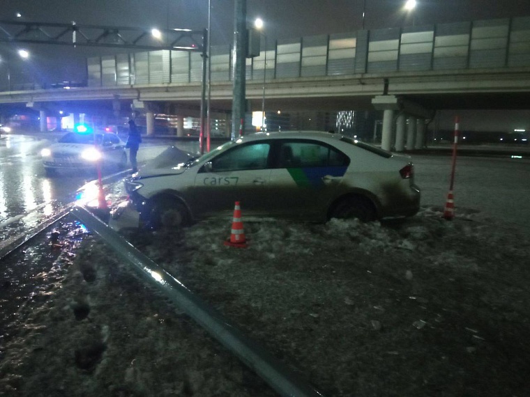 Пьяный тюменец врезался в столб на каршеринговом «Фольксвагене»