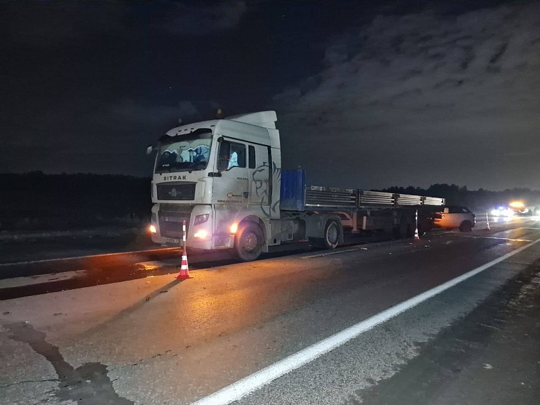 Иномарку отбросило на грузовик: на трассе Тюмень - Екатеринбург произошло ДТП с тремя автомобилями