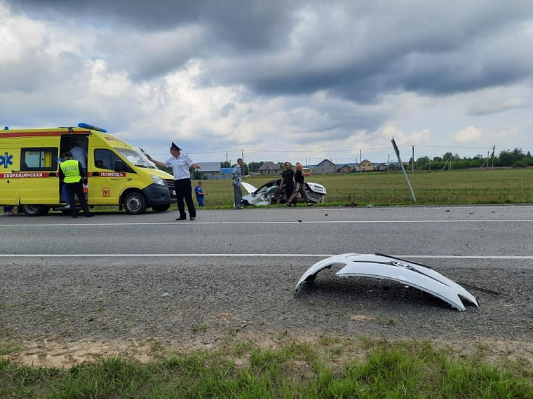 Легковые автомобили разбросало по кюветам у Пышминской птицефабрики