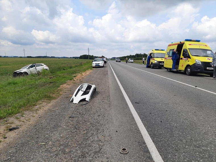 Легковые автомобили разбросало по кюветам у Пышминской птицефабрики