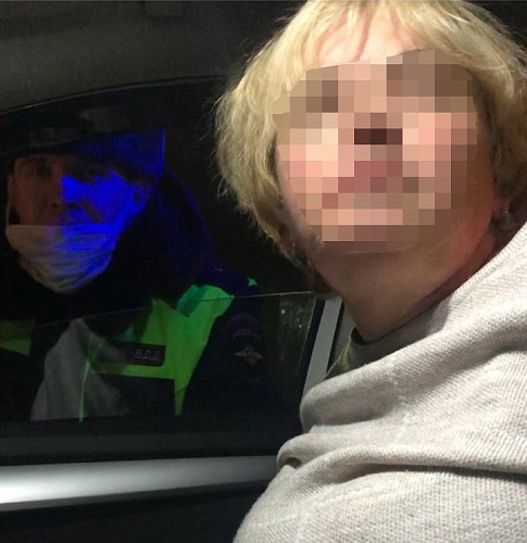 В Антипино буйную женщину за рулем "Соляриса" пришлось успокоить физически