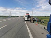 Иномарка въехала в КамАЗ: в ДТП на трассе Тюмень - Ханты-Мансийск пострадали четыре человека