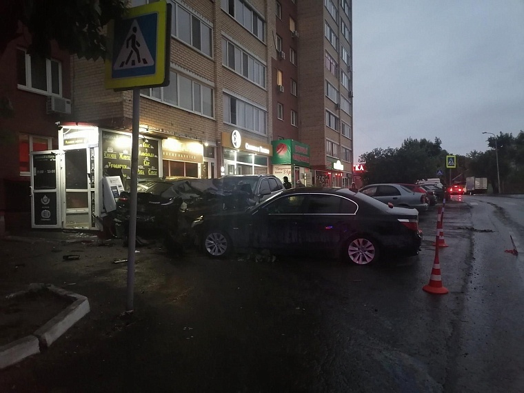 В Тюмени водитель "Фольсвагена", который смял два "БМВ", пожаловался на провалы в памяти