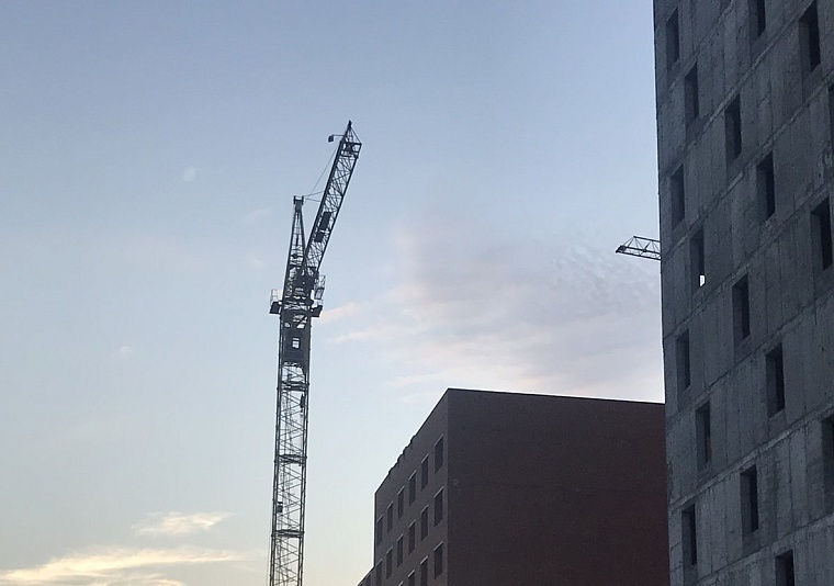 На стройке нового ЖК в Тюмени с высоты сорвался каменщик
