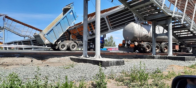 В Курганской области грузовик снес надземный пешеходный переход