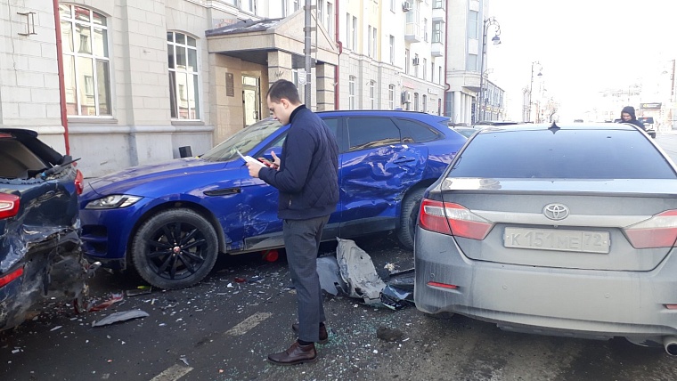 Кроссовер вылетел на тротуар: в центре Тюмени столкнулись три машины