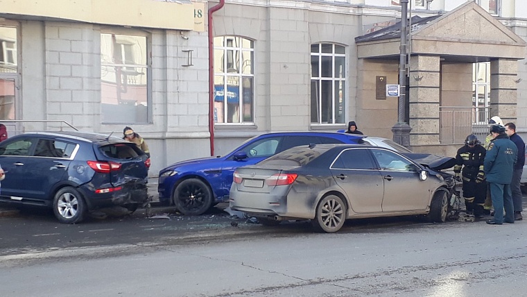 Кроссовер вылетел на тротуар: в центре Тюмени столкнулись три машины