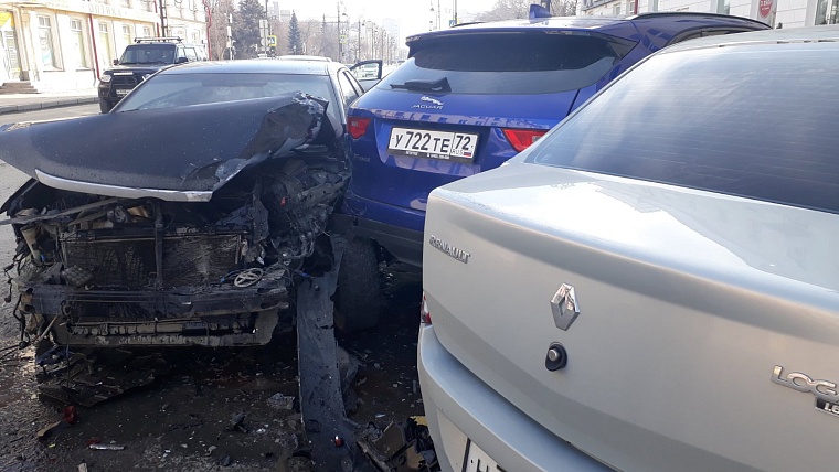 Кроссовер вылетел на тротуар: в центре Тюмени столкнулись три машины