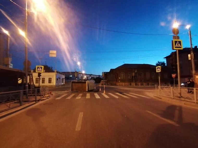 "Пьяный" УАЗ опрокинулся после ДТП на перекрестке Ленина - Перекопская