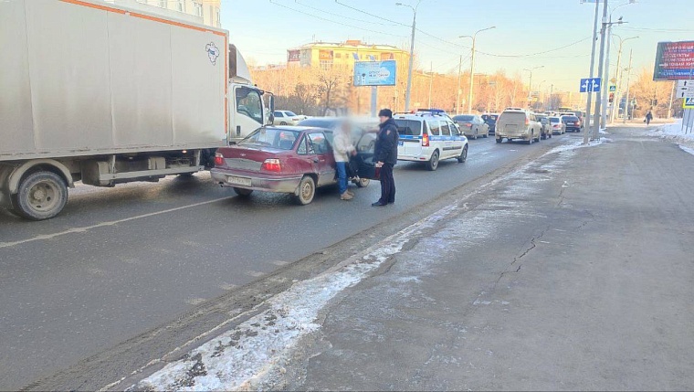«Пью две недели»: в Тюмени остановили пьяного водителя после обращения очевидца
