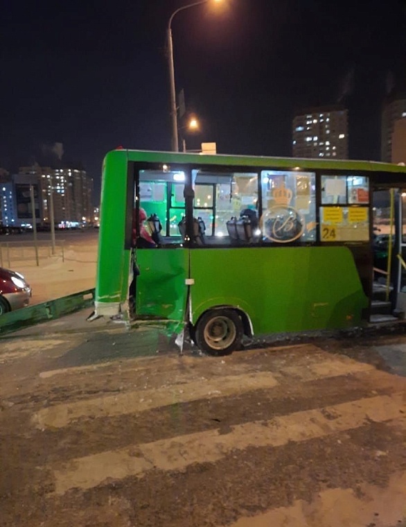 Легковушка врезалась в автобус с пассажирами в Заречном микрорайоне